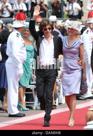 Französische Musiker Jean-Michel Jarre und seine Begleiter kommen für die kirchliche Trauung von Fürst Albert II. und Prinzessin Charlene in dem Fürstenpalast in Monaco, 2. Juli 2011. Rund 3500 Gästen sollen die Zeremonie in der Main-Innenhof des Palastes zu folgen. Foto: Jochen Lübke dpa Stockfoto