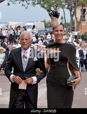 Designer Giorgio Armani und seine Nichte Roberta kommen für die kirchliche Trauung von Fürst Albert II. und Prinzessin Charlene in dem Fürstenpalast in Monaco, 2. Juli 2011. Rund 3500 Gästen sollen die Zeremonie in der Main-Innenhof des Palastes zu folgen. Foto: Jochen Lübke dpa Stockfoto