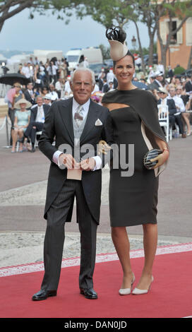 Designer Giorgio Armani und seine Nichte Roberta kommen für die kirchliche Trauung von Fürst Albert II. und Prinzessin Charlene in dem Fürstenpalast in Monaco, 2. Juli 2011. Rund 3500 Gästen sollen die Zeremonie in der Main-Innenhof des Palastes zu folgen. Foto: Jochen Lübke dpa Stockfoto