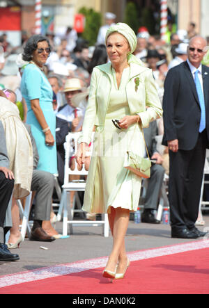 Farah Diba, ehemalige Kaiserin des Iran, kommt für die kirchliche Trauung von Fürst Albert II. mit Charlene Wittstock in dem Fürstenpalast in Monaco, 2. Juli 2011. Rund 3500 Gästen sollen die Zeremonie in der Main-Innenhof des Palastes zu folgen. Foto: Jochen Lübke dpa Stockfoto