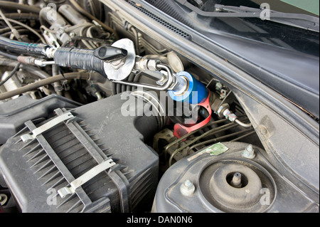 Ein Auto ist den Erdgas-Kraftstoff nachfüllen. Stockfoto