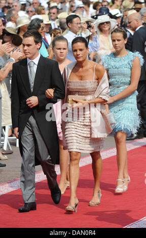 Prinzessin Stephanie von Monaco (2ndR) und ihren Kindern Louis Ducruet (L-R), Camille Gottlieb und Pauline Ducruet kommen für die kirchliche Trauung von Fürst Albert II. und Prinzessin Charlene auf dem Schlossplatz von dem Fürstenpalast in Monaco, 2. Juli 2011. Rund 3500 Gästen sollen die Zeremonie in der Main-Innenhof des Palastes zu folgen. Foto: Jochen Lübke dpa Stockfoto