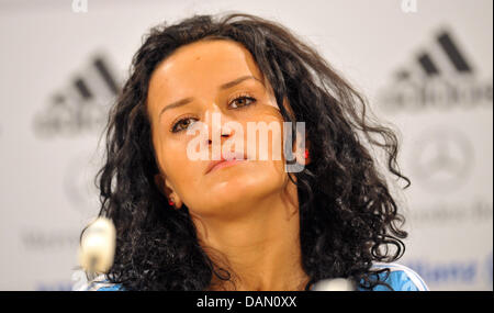 Deutsche Frauen Fußballspieler Fatmire Bajramaj besucht eine Team-Pressekonferenz in Düsseldorf, 3. Juli 2011. Vom 26. Juni bis 17. Juli 2011 findet die FIFA Frauen Weltmeisterschaft in Deutschland statt. Foto: Carmen Jaspersen Stockfoto