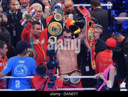 Schwergewichts-Boxer Wladimir Klitschko (M) aus der Ukraine feiert seinen Sieg über Großbritanniens David Haye in der Imtech-Arena in Hamburg, Deutschland, 2. Juli 2011. Sie verpackte für Klitschko WBO/IBF Titel und Hayes WBA-Titel in einer Weltmeisterschaften Vereinigung Kampf. Foto: Marcus Brandt Stockfoto