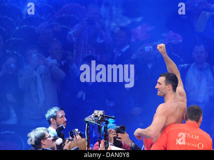 Schwergewichts-Boxer Wladimir Klitschko aus der Ukraine feiert seinen Sieg über Großbritanniens David Haye in der Imtech-Arena in Hamburg, Deutschland, 2. Juli 2011. Sie verpackte für Klitschko WBO/IBF Titel und Hayes WBA-Titel in einer Weltmeisterschaften Vereinigung Kampf. Foto: Marcus Brandt Stockfoto