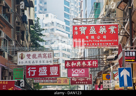 Eines der unzähligen belebten Straßen in Hong Kong Anzeichen, die über Kopf hängen Stockfoto