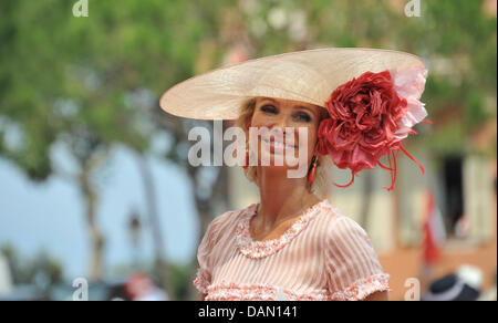 Französische TV-Moderatorin Marlene Mourreau kommt für die kirchliche Trauung von Fürst Albert II. von Monaco und Prinzessin Charlene von Monaco auf dem Fürstenpalast auf 2. Juli 2011 in Monaco. Foto: Jochen Lübke dpa Stockfoto