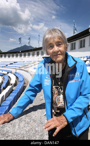 Ingeborg Woerndle steht in der Schanze Arena in Garmisch-Partenkirchen, Deutschland, 29. Juni 2011. Während der Olympischen Spiele 1936 arbeitete der 95-j hrige als ein Stadionsprecher. Foto: Karl-Josef Hildenbrand Stockfoto