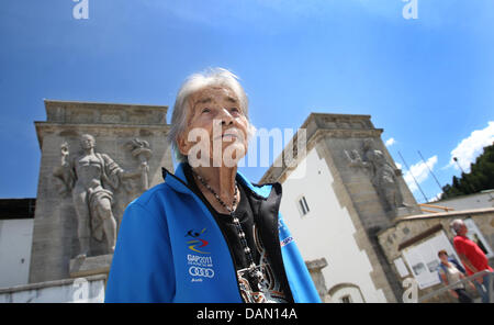 Ingeborg Woerndle steht in der Schanze Arena in Garmisch-Partenkirchen, Deutschland, 29. Juni 2011. Während der Olympischen Spiele 1936 arbeitete der 95-j hrige als ein Stadionsprecher. Foto: Karl-Josef Hildenbrand Stockfoto