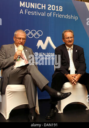 Generaldirektor des Deutschen Olympischen Sport Bundes (DOSB) Michael Vesper (L) und Bürgermeister von München Christian Ude sprechen auf einer Pressekonferenz in Durban, Südafrika, 3. Juli 2011. Am 6. Juli 2011 wird das Internationale Olympische Komitee IOC für die Gastgeberstadt der Olympischen Spiele 2018 Winter stimmen. München, südkoreanischen Pyeongchang und Annecy Frankreichs treten Sie gegen jeden othe Stockfoto