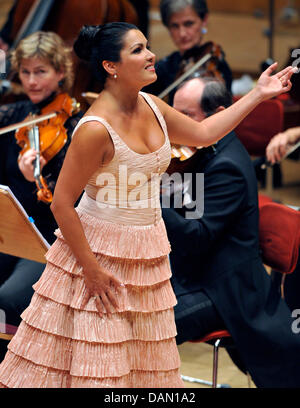 Die Sopranistin Anna Netrebko führt in der Kölner Philharmonie in Köln, 2. Juli 2011. Netrebko wird auch in München am 29. Juli 2011 und in Berlin am 16. August 2011 durchführen. Foto: Henning Kaiser Stockfoto