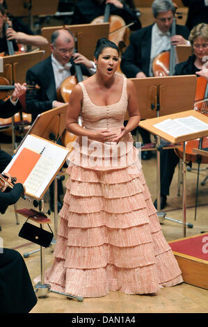 Die Sopranistin Anna Netrebko führt in der Kölner Philharmonie in Köln, 2. Juli 2011. Netrebko wird auch in München am 29. Juli 2011 und in Berlin am 16. August 2011 durchführen. Foto: Henning Kaiser Stockfoto