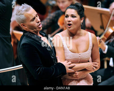 Bassbariton Erwin Schrott (L) und Sopranistin Anna Netrebko durchführen in der Kölner Philharmonie in Köln, 2. Juli 2011. Netrebko wird auch in München am 29. Juli 2011 und in Berlin am 16. August 2011 durchführen. Foto: Henning Kaiser Stockfoto