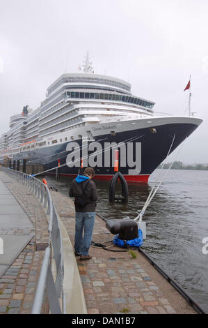 Das britische Passagierschiff "Queen Elizabeth" kommt zum ersten Mal in den Hafen von Hamburg, Deutschland, 3. Juli 2011. Zusammen mit "Queen Victoria" und "Queen Mary 2" ist der Liner das dritte neue Schiff von Cunard Line, die von nun an nach Hamburg Reisen. Foto: Markus Scholz Stockfoto