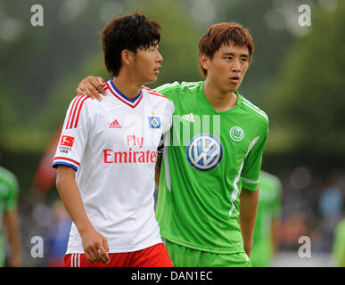 Wolfsburg Spieler Ja-Cheol Koo (R) und Hamburgs Heung Min Son Fuß außerhalb des Spielfeldes zur Halbzeit des Sparda-Bank-Cup-Spiels Hamburger SV vs. VfL Wolfsburg in Flensburg, Deutschland, 3. Juli 2011. Foto: Christian Charisius Stockfoto