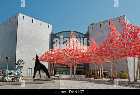 Musée d ' Art Moderne et d ' Art Contemporain - Museum für moderne und zeitgenössische Kunst schöne hölzerne Kunst Arne Quinze Alexander Calder Stockfoto