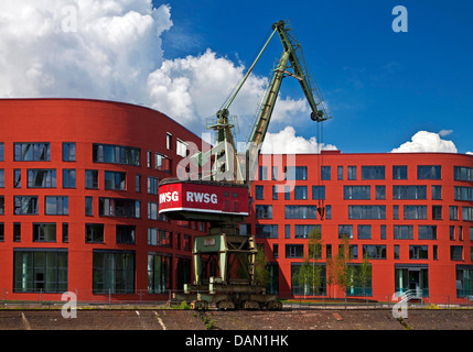 Landesarchiv NRW mit Kran im Innenhafen, Duisburg, Ruhrgebiet, Nordrhein-Westfalen, Deutschland Stockfoto