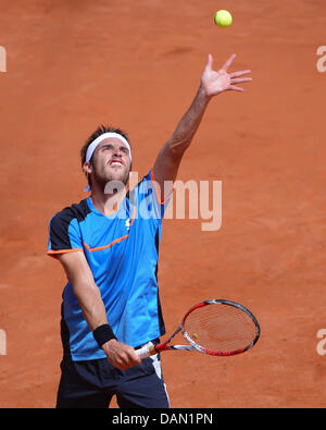 Hamburg, Deutschland. 16. Juli 2013. Argentiniens Leonardo Mayer dient im ersten Vorrundenspiel gegen Deutschlands Struff im Bet-at-Home open Teil der ATP World Tour 500 am Am Rothenbaum in Hamburg, Deutschland, 16. Juli 2013. Foto: AXEL HEIMKEN/Dpa/Alamy Live News Stockfoto