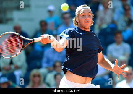 Hamburg, Deutschland. 16. Juli 2013. Deutschlands Jan-Lennard Struff gibt den Ball während erstes Vorrundenspiel gegen Argentiniens Mayer an der Bet-at-Home open Teil der ATP World Tour 500 am Am Rothenbaum in Hamburg, Deutschland, 16. Juli 2013 zurück. Foto: AXEL HEIMKEN/Dpa/Alamy Live News Stockfoto