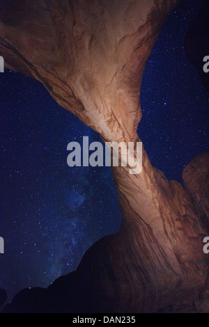 USA, Utah, Moab, Arches Nationalpark, Double Arch und Milky Way Stockfoto