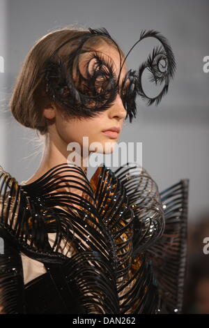 Ein Modell stellt eine Kreation von Iris van Herpen aus der Herbst/Winter 2011/2012 Haute Couture-Kollektion präsentiert während der Paris Fashion Week in Paris, Frankreich, 4. Juli 2011. Die Präsentation der Kollektionen Herbst/Winter 2011/2012 findet vom 4. bis 7 Juli statt. Stockfoto