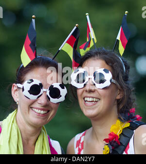 Deutsche Fans vor dem Spiel der Gruppe A Kanada gegen Nigeria der FIFA Frauen WM-Fußball-Turnier im Rudolf-Harbig-Stadium in Dresden, Deutschland, 5. Juli 2011 zu sehen. Foto: Jens Wolf Dpa/Lsn +++(c) Dpa - Bildfunk +++ Stockfoto