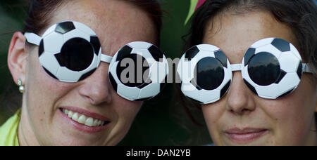 Deutsche Fans vor dem Spiel der Gruppe A Kanada gegen Nigeria der FIFA Frauen WM-Fußball-Turnier im Rudolf-Harbig-Stadium in Dresden, Deutschland, 5. Juli 2011 zu sehen. Foto: Jens Wolf Dpa/Lsn +++(c) Dpa - Bildfunk +++ Stockfoto