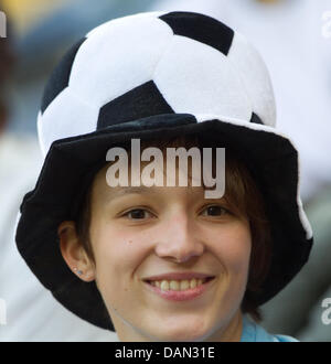 Deutsche Fans vor dem Spiel der Gruppe A Kanada gegen Nigeria der FIFA Frauen WM-Fußball-Turnier im Rudolf-Harbig-Stadium in Dresden, Deutschland, 5. Juli 2011 zu sehen. Foto: Jens Wolf Dpa/Lsn +++(c) Dpa - Bildfunk +++ Stockfoto