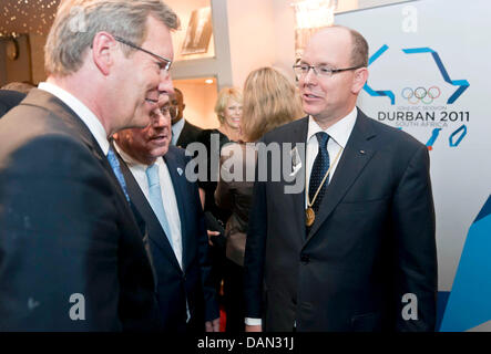 Bundespräsident Christian Wulff, DOSB-Präsident Thomas Bach Und Fürst Albert II. von Monaco (l-R) Vor der Eröffnung der 123. Sitzung des IOC in Durban bin Quantenelektrodynamik (05.07.2011) Anlässlich der Vergabe der Olympischen fällt 2018. Am Mittwoch Gewährleistungsfrist Das Internationale Olympischen Komitee (IOC) in Durban Über die Vergabe der Olympischen fällt 2018 sterben. München konkurriert Stockfoto