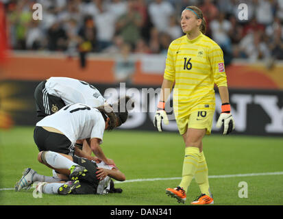 Ariane Hingst (L-R) und Celia Okoyino da Mbabi Deutschland betreuen Fatmire Bajramaj, die in ein Foul von französischen Torhüter Berangere Sapowicz während der Gruppe A Spiel Frankreich gegen Deutschland der FIFA Frauen WM-Fußball-Turnier im Borussia-Park-Stadion in Mönchengladbach, Deutschland, 5. Juli 2011 verletzt wurde. Foto: Carmen Jaspersen Dpa/Lnw +++(c) Dpa - Bildfunk +++ Stockfoto