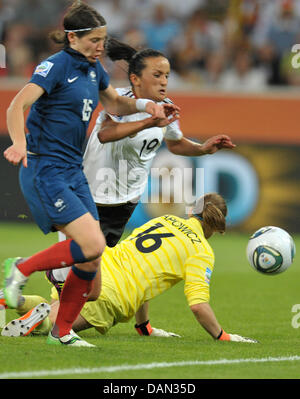 Deutschlands Fatmire Bajramaj (C) ist von französischen Torhüter Berangere Sapowicz während der Gruppe Spiel Frankreich gegen Deutschland der FIFA Frauen WM-Fußball-Turnier im Borussia-Park-Stadion in Mönchengladbach, Deutschland, 5. Juli 2011 gefoult. Frankreichs Elise Bussaglia links. Foto: Carmen Jaspersen Dpa/Lnw +++(c) Dpa - Bildfunk +++ Stockfoto