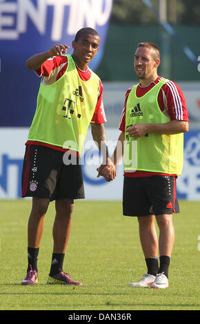 Luiz Gustavo (L) und Frank Ribery Bayern den chat während einer Übung des Fußball-Bundesligisten FC Bayern München in Arco, Italien, 5. Juli 2011. FC Bayern München bereitet sich für das kommende Jahr 2011/2012-Bundesliga-Saison. Foto: Daniel Karmann Stockfoto