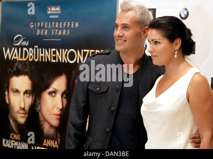 Russische Sopranistin Anna Netrebko (R) und ihr Ehemann uruguayische Bassbariton Sänger Erwin Schrott stellen gemeinsam im Rahmen einer Pressekonferenz im Hotel Ritz Cartlon in Berlin, Deutschland, 6. Juli 2011. Netrebko und Schrott fördern ihr Konzert in der Berliner Waldbühne Veranstaltungsort für Konzerte auf der Bühne mit deutscher Tenor Jonas Kaufmann am 16. August 2011 stattfinden soll. Foto: Wolfgang Kumm Stockfoto