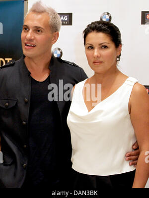 Russische Sopranistin Anna Netrebko (R) und ihr Ehemann uruguayische Bassbariton Sänger Erwin Schrott stellen gemeinsam im Rahmen einer Pressekonferenz im Hotel Ritz Cartlon in Berlin, Deutschland, 6. Juli 2011. Netrebko und Schrott fördern ihr Konzert in der Berliner Waldbühne Veranstaltungsort für Konzerte auf der Bühne mit deutscher Tenor Jonas Kaufmann am 16. August 2011 stattfinden soll. Foto: Wolfgang Kumm Stockfoto