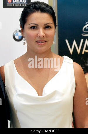 Russische Sopranistin Anna Netrebko stellt im Rahmen einer Pressekonferenz im Hotel Ritz Cartlon in Berlin, Deutschland, 6. Juli 2011. Netrebko und Schrott fördern ihr Konzert in der Berliner Waldbühne Veranstaltungsort für Konzerte auf der Bühne mit ihrem Ehemann uruguayische Bassbariton Sänger Erwin Schrott und der deutsche Tenor Jonas Kaufmann am 16. August 2011 stattfinden soll. Foto: Wolfgang Kumm Stockfoto