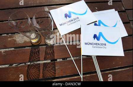 Bayerischen Olympische Fahnen liegen neben zwei leere Gläser an einem public-Viewing-Standort in Garmisch-Partenkirchen, Deutschland, 6. Juli 2011. Das IOC wird bekannt geben, die am Nachmittag die Olympischen Winterspiele 2018 ausrichten wird. Andere Bewerberstädte sind neben München Annecy, Frankreich und Pyeongchang, Nord Korea. Foto: KARL-JOSEF HILDENBRAND Stockfoto