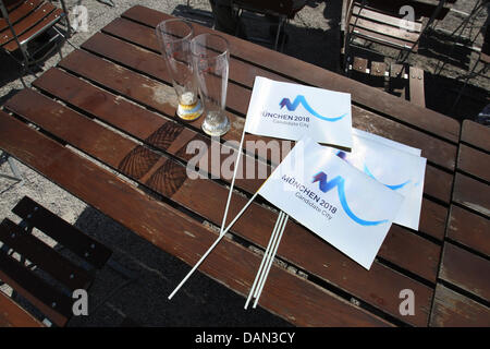 Bayerischen Olympische Fahnen liegen neben zwei leere Gläser an einem public-Viewing-Standort in Garmisch-Partenkirchen, Deutschland, 6. Juli 2011. Das IOC wird bekannt geben, die am Nachmittag die Olympischen Winterspiele 2018 ausrichten wird. Andere Bewerberstädte sind neben München Annecy, Frankreich und Pyeongchang, Nord Korea. Foto: KARL-JOSEF HILDENBRAND Stockfoto