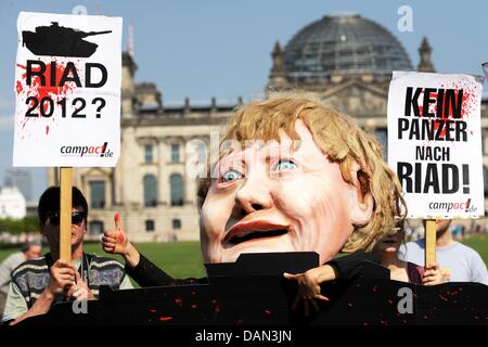 Demonstranten protestieren mit Banner gegen die Pläne der Bundesregierung Kampfpanzer an Saudi-Arabien vor dem Reichstagsgebäude in Berlin, Deutschland, 6 Wetterbild 2011 zu verkaufen. Die Regierung lehnte es ab, irgendwelche Erklärungen im Bundestag, der Deutsche Bundestag über den umstrittenen Verkauf von Kampfpanzern an Saudi-Arabien. Foto: Maurizio Gambarini Stockfoto