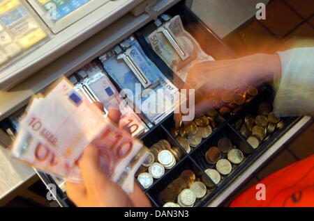 (DATEI) Eine Archivfoto vom 5. Mai 2004 zeigt Geld in einer Kasse in einem Laden in München. Das Kabinett möchten auf der Bugdet Entwurf für das nächste Jahr und den Haushalt für das Jahr 2015 entscheiden. Es will auch Steuererleichterungen Prinzip entscheiden. Foto: Peter Kneffel Stockfoto