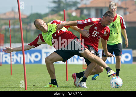 Bayerns Arjen Robben (L) und seinem Teamkollegen Franck Ribery (C) in Aktion, während die Bayern Spieler Toni Koos (hinten, R) während einer Trainingseinheit des Fußball-Bundesligisten FC Bayern München in Arco, Italien, 6. Juli 2011 blickt auf. FC Bayern München bereitet sich auf die bevorstehende Bundesliga-Fußball-Saison 2011/2012. Foto: Daniel Karmann Stockfoto