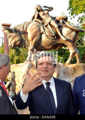 Präsident der Europäischen Kommisssion, José Manuel Barroso, wird vor einer Skulptur Europas abgebildet Reiten auf einem Stier im Europa-Park in Rust, Deutschland, 5. Juli 2011. Besuch des Europa-Parks war Teil einer beruflichen Tätigkeit während eines Treffens der Barroso mit EU-Kommissare in Deutschland initiiert. Foto: Rolf Haid Stockfoto