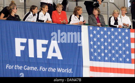 Deutsche Kanzlerin Angela Merkel (C) und deutsche Spieler (L-R) Kim Kulig (versteckt), Simone Laudehr, Annike Krahn, Babett Peter, Melanie Behringer und Coach Silvia Neid (2R) sehen die Gruppe C Spiel Schweden gegen USA der FIFA Frauen WM-Fußball-Turnier in der Arena Im Allerpark in Wolfsburg, Deutschland, 6. Juli 2011. Foto: Julian Stratenschulte Dpa/lni Stockfoto