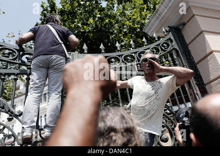 Thessaloniki, Griechenland. 16. Juli 2013. Gegen Sparpolitik Rallye in einem 24-stündigen Generalstreik in Thessaloniki. Gewerkschaften gegen Sparmaßnahmen in Griechenland inszeniert ihre vierte Generalstreik in diesem Jahr, wie die Regierung bereit, axing stellen im öffentlichen Dienst zu starten. Die Maßnahmen sind Teil eines umfassenden Plans zur Schrägstrich der Größe Griechenlands aufgeblähten öffentlichen Sektor, der rund 670.000 Mitarbeiter zählt. Die Regierung bekennt sich zu feuern 15.000 Menschen bis Ende 2014 und Übertragung von einer anderen 12.500 an eine neue Position in diesem Jahr. Bildnachweis: Konstantinos Tsakalidis/Alamy Live-Nachrichten Stockfoto
