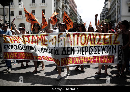 Thessaloniki, Griechenland. 16. Juli 2013. Gegen Sparpolitik Rallye in einem 24-stündigen Generalstreik in Thessaloniki. Gewerkschaften gegen Sparmaßnahmen in Griechenland inszeniert ihre vierte Generalstreik in diesem Jahr, wie die Regierung bereit, axing stellen im öffentlichen Dienst zu starten. Die Maßnahmen sind Teil eines umfassenden Plans zur Schrägstrich der Größe Griechenlands aufgeblähten öffentlichen Sektor, der rund 670.000 Mitarbeiter zählt. Die Regierung bekennt sich zu feuern 15.000 Menschen bis Ende 2014 und Übertragung von einer anderen 12.500 an eine neue Position in diesem Jahr. Bildnachweis: Konstantinos Tsakalidis/Alamy Live-Nachrichten Stockfoto