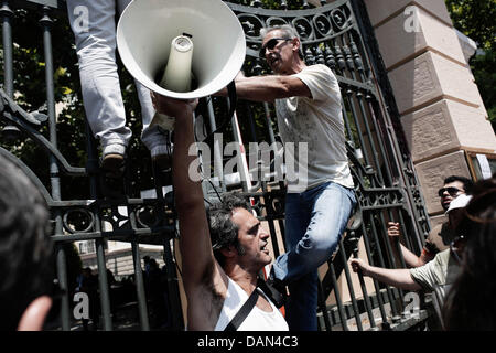 Thessaloniki, Griechenland. 16. Juli 2013. Gegen Sparpolitik Rallye in einem 24-stündigen Generalstreik in Thessaloniki. Gewerkschaften gegen Sparmaßnahmen in Griechenland inszeniert ihre vierte Generalstreik in diesem Jahr, wie die Regierung bereit, axing stellen im öffentlichen Dienst zu starten. Die Maßnahmen sind Teil eines umfassenden Plans zur Schrägstrich der Größe Griechenlands aufgeblähten öffentlichen Sektor, der rund 670.000 Mitarbeiter zählt. Die Regierung bekennt sich zu feuern 15.000 Menschen bis Ende 2014 und Übertragung von einer anderen 12.500 an eine neue Position in diesem Jahr. Bildnachweis: Konstantinos Tsakalidis/Alamy Live-Nachrichten Stockfoto