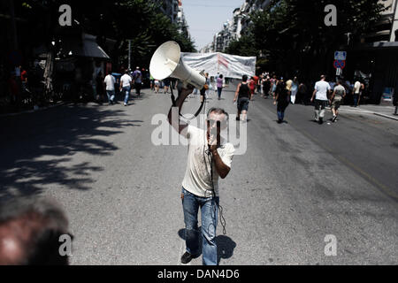 Thessaloniki, Griechenland. 16. Juli 2013. Gegen Sparpolitik Rallye in einem 24-stündigen Generalstreik in Thessaloniki. Gewerkschaften gegen Sparmaßnahmen in Griechenland inszeniert ihre vierte Generalstreik in diesem Jahr, wie die Regierung bereit, axing stellen im öffentlichen Dienst zu starten. Die Maßnahmen sind Teil eines umfassenden Plans zur Schrägstrich der Größe Griechenlands aufgeblähten öffentlichen Sektor, der rund 670.000 Mitarbeiter zählt. Die Regierung bekennt sich zu feuern 15.000 Menschen bis Ende 2014 und Übertragung von einer anderen 12.500 an eine neue Position in diesem Jahr. Bildnachweis: Konstantinos Tsakalidis/Alamy Live-Nachrichten Stockfoto