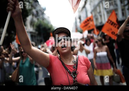 Thessaloniki, Griechenland. 16. Juli 2013. Gegen Sparpolitik Rallye in einem 24-stündigen Generalstreik in Thessaloniki. Gewerkschaften gegen Sparmaßnahmen in Griechenland inszeniert ihre vierte Generalstreik in diesem Jahr, wie die Regierung bereit, axing stellen im öffentlichen Dienst zu starten. Die Maßnahmen sind Teil eines umfassenden Plans zur Schrägstrich der Größe Griechenlands aufgeblähten öffentlichen Sektor, der rund 670.000 Mitarbeiter zählt. Die Regierung bekennt sich zu feuern 15.000 Menschen bis Ende 2014 und Übertragung von einer anderen 12.500 an eine neue Position in diesem Jahr. Bildnachweis: Konstantinos Tsakalidis/Alamy Live-Nachrichten Stockfoto