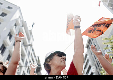 Thessaloniki, Griechenland. 16. Juli 2013. Gegen Sparpolitik Rallye in einem 24-stündigen Generalstreik in Thessaloniki. Gewerkschaften gegen Sparmaßnahmen in Griechenland inszeniert ihre vierte Generalstreik in diesem Jahr, wie die Regierung bereit, axing stellen im öffentlichen Dienst zu starten. Die Maßnahmen sind Teil eines umfassenden Plans zur Schrägstrich der Größe Griechenlands aufgeblähten öffentlichen Sektor, der rund 670.000 Mitarbeiter zählt. Die Regierung bekennt sich zu feuern 15.000 Menschen bis Ende 2014 und Übertragung von einer anderen 12.500 an eine neue Position in diesem Jahr. Bildnachweis: Konstantinos Tsakalidis/Alamy Live-Nachrichten Stockfoto
