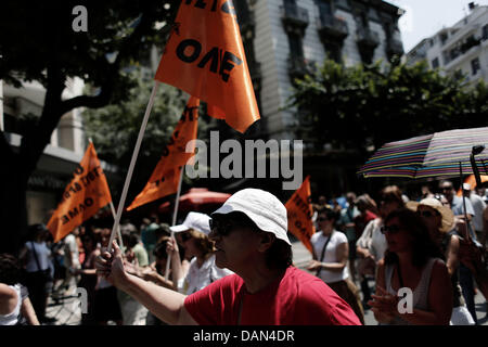 Thessaloniki, Griechenland. 16. Juli 2013. Gegen Sparpolitik Rallye in einem 24-stündigen Generalstreik in Thessaloniki. Gewerkschaften gegen Sparmaßnahmen in Griechenland inszeniert ihre vierte Generalstreik in diesem Jahr, wie die Regierung bereit, axing stellen im öffentlichen Dienst zu starten. Die Maßnahmen sind Teil eines umfassenden Plans zur Schrägstrich der Größe Griechenlands aufgeblähten öffentlichen Sektor, der rund 670.000 Mitarbeiter zählt. Die Regierung bekennt sich zu feuern 15.000 Menschen bis Ende 2014 und Übertragung von einer anderen 12.500 an eine neue Position in diesem Jahr. Bildnachweis: Konstantinos Tsakalidis/Alamy Live-Nachrichten Stockfoto