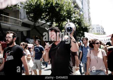 Thessaloniki, Griechenland. 16. Juli 2013. Gegen Sparpolitik Rallye in einem 24-stündigen Generalstreik in Thessaloniki. Gewerkschaften gegen Sparmaßnahmen in Griechenland inszeniert ihre vierte Generalstreik in diesem Jahr, wie die Regierung bereit, axing stellen im öffentlichen Dienst zu starten. Die Maßnahmen sind Teil eines umfassenden Plans zur Schrägstrich der Größe Griechenlands aufgeblähten öffentlichen Sektor, der rund 670.000 Mitarbeiter zählt. Die Regierung bekennt sich zu feuern 15.000 Menschen bis Ende 2014 und Übertragung von einer anderen 12.500 an eine neue Position in diesem Jahr. Bildnachweis: Konstantinos Tsakalidis/Alamy Live-Nachrichten Stockfoto